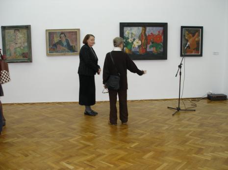 Z lewej Zenobia Karnicka (Dział Sztuki Nowoczesnej)